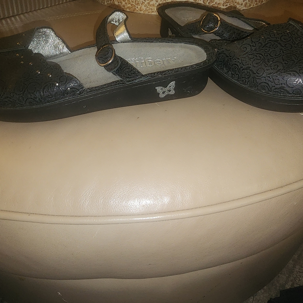 Vibram Women Black Patterned Dress Shoes